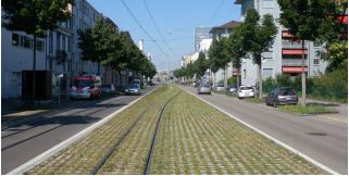 Begrünte Tramschiene mit Rasengittersteinen