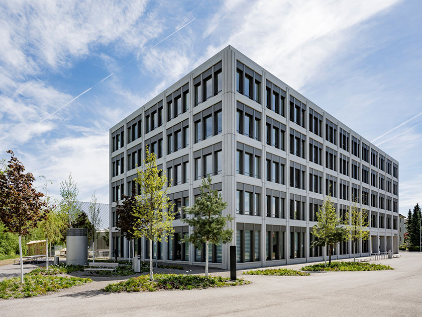 Verwaltungsgebäude mit Vorplatz